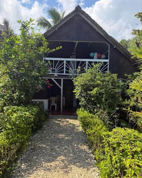 2,000 m² garden property with house and solar power – Sainte-Marie